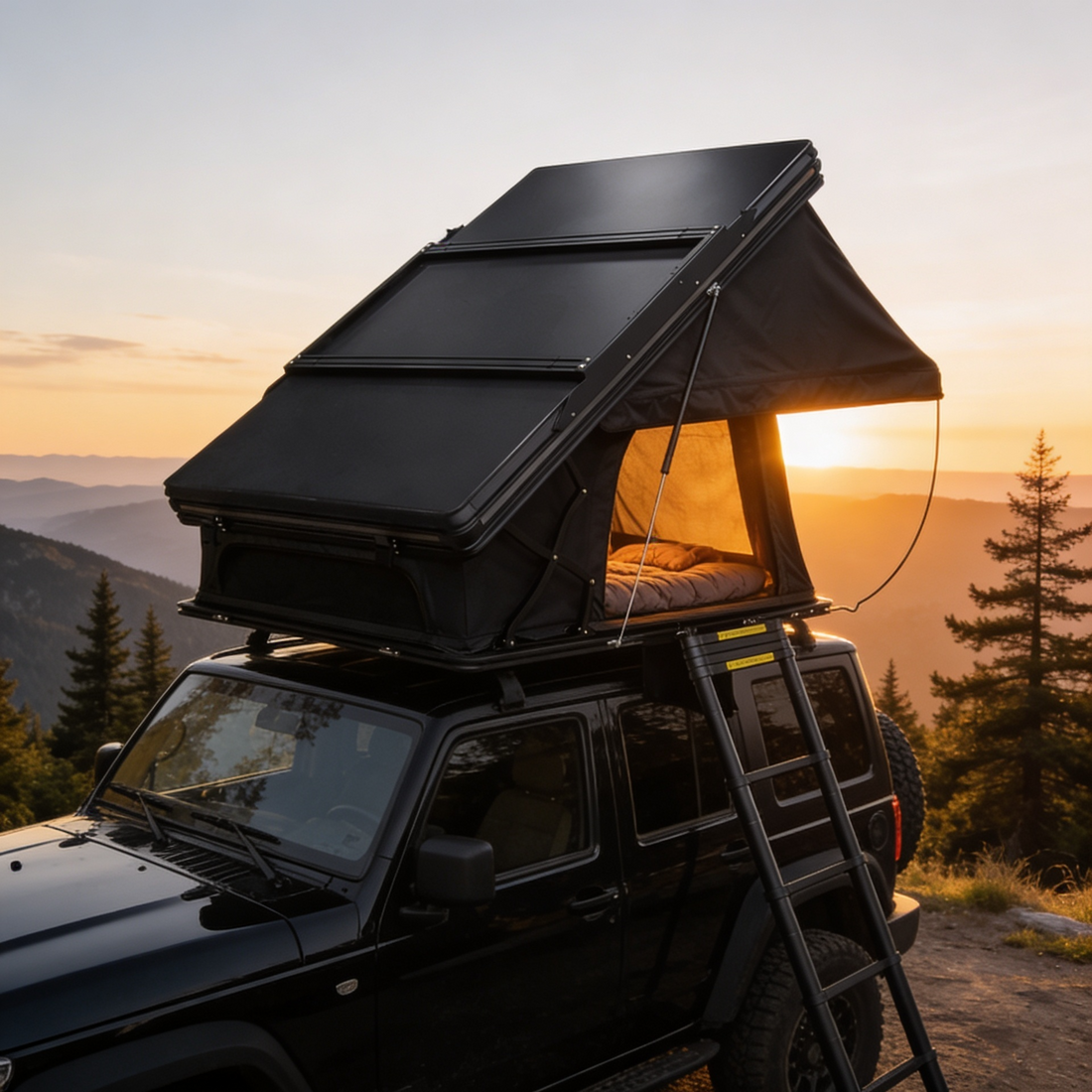 Un 4x4 noir stationné au coucher du soleil sur un belvédère de montagne, avec une tente de toit ouverte et un sac de couchage visible à l'intérieur, entouré de sapins.